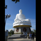 Die 14 m hohe Buddhastatue auf dem Gelände der Long-Son-Pagode